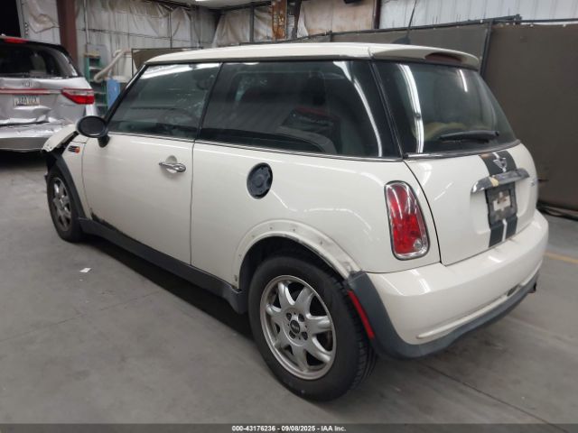 2006 MINI COOPER WMWRC33546TK17255 Photo 2