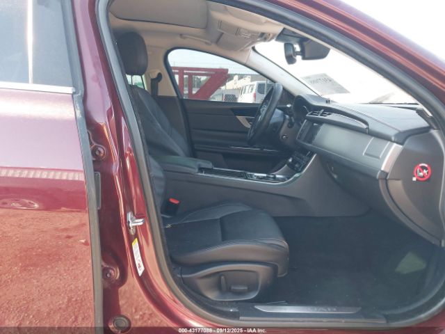 2017 JAGUAR XF SAJBD4BVXHCY28971 Photo 4