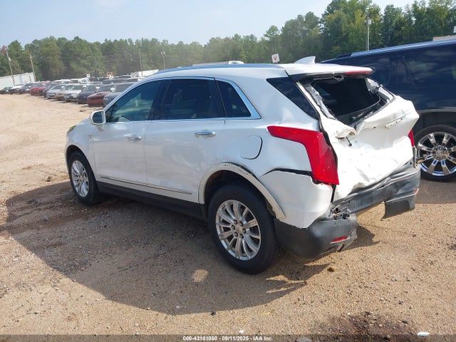 2017 CADILLAC XT5 1GYKNARS9HZ262511 Photo 2