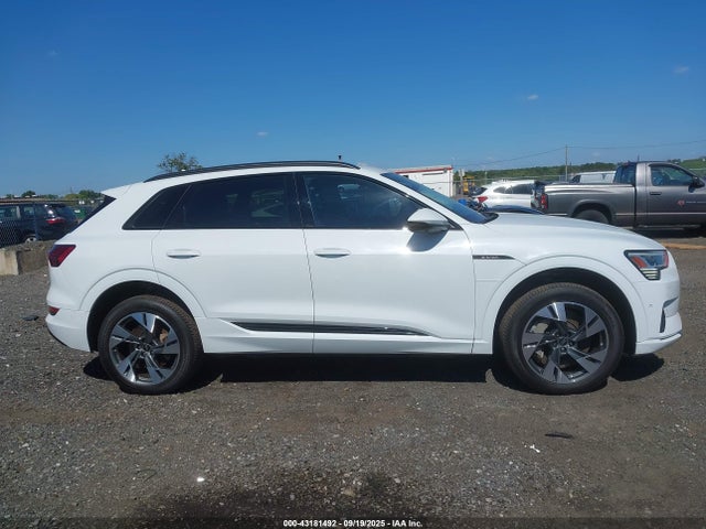 Продаж на аукціоні авто 2022 Audi E-tron Premium Quattro, vin: WA1AAAGE0NB042425, номер лоту: 43181492