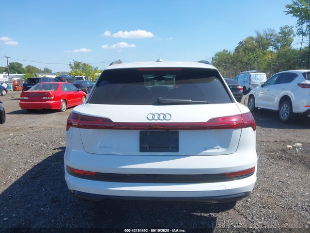 Продаж на аукціоні авто 2022 Audi E-tron Premium Quattro, vin: WA1AAAGE0NB042425, номер лоту: 43181492