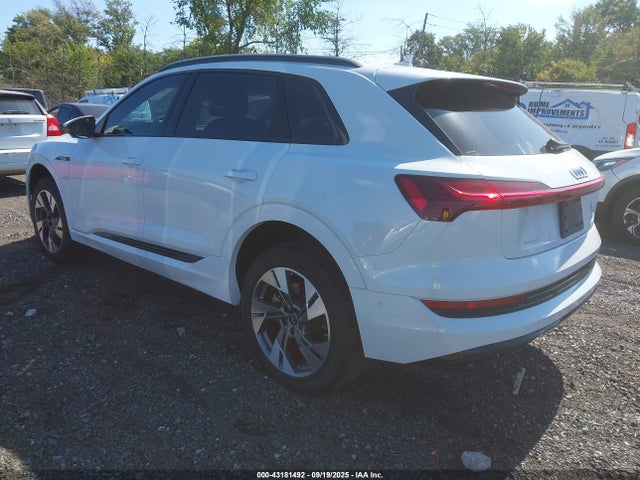 Продаж на аукціоні авто 2022 Audi E-tron Premium Quattro, vin: WA1AAAGE0NB042425, номер лоту: 43181492