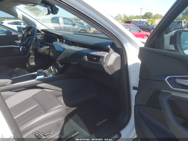 Продаж на аукціоні авто 2022 Audi E-tron Premium Quattro, vin: WA1AAAGE0NB042425, номер лоту: 43181492