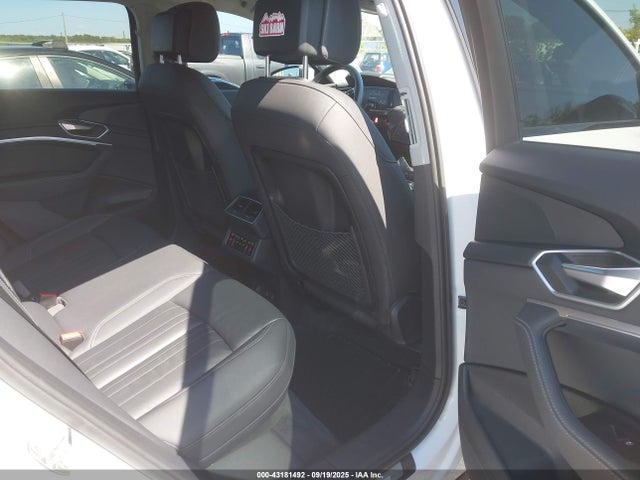 Продаж на аукціоні авто 2022 Audi E-tron Premium Quattro, vin: WA1AAAGE0NB042425, номер лоту: 43181492