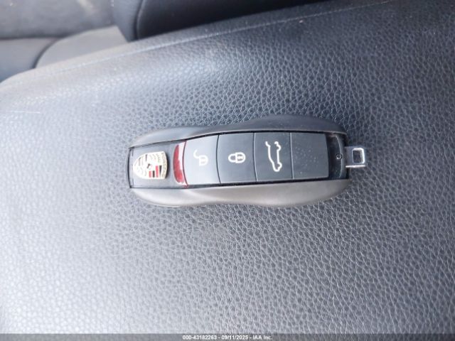 2017 PORSCHE MACAN WP1AA2A59HLB07001 Photo 10