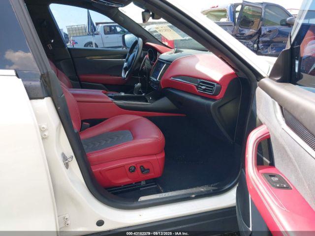 2017 MASERATI LEVANTE ZN661YUL4HX199856 Photo 4