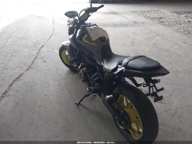 Yamaha FZ07 2016 JYARM06E7GA010958 Image 3