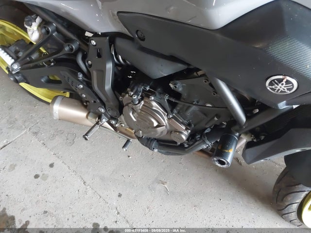 Yamaha FZ07 2016 JYARM06E7GA010958 Image 8