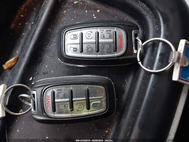Продажа на аукционе авто 2017 Chrysler Pacifica Touring-l, vin: 2C4RC1BG8HR821735, номер лота: 43185019