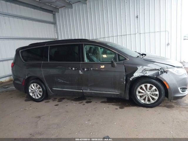 Продажа на аукционе авто 2017 Chrysler Pacifica Touring-l, vin: 2C4RC1BG8HR821735, номер лота: 43185019