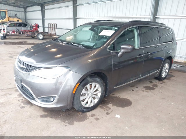 Продажа на аукционе авто 2017 Chrysler Pacifica Touring-l, vin: 2C4RC1BG8HR821735, номер лота: 43185019