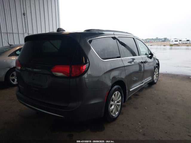 Продажа на аукционе авто 2017 Chrysler Pacifica Touring-l, vin: 2C4RC1BG8HR821735, номер лота: 43185019