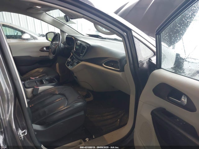 Продажа на аукционе авто 2017 Chrysler Pacifica Touring-l, vin: 2C4RC1BG8HR821735, номер лота: 43185019