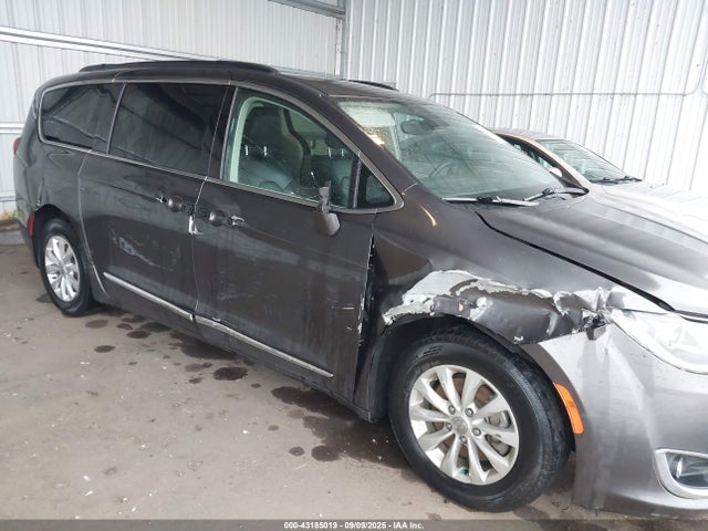 Продажа на аукционе авто 2017 Chrysler Pacifica Touring-l, vin: 2C4RC1BG8HR821735, номер лота: 43185019