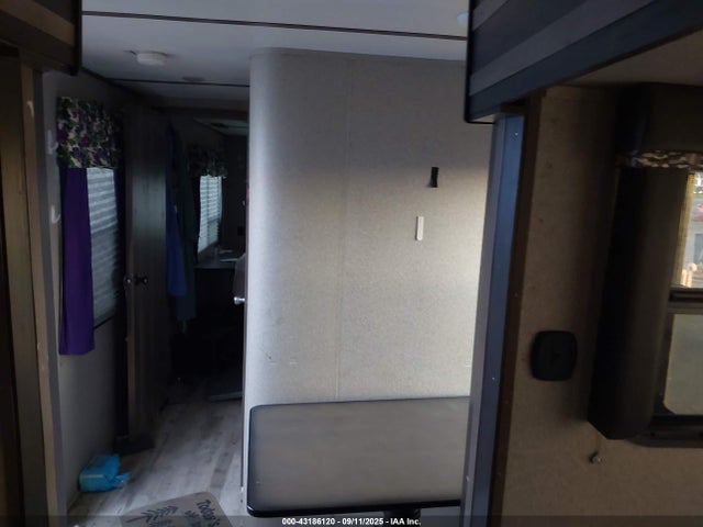 4YDT33322J1533656 Keystone 2018