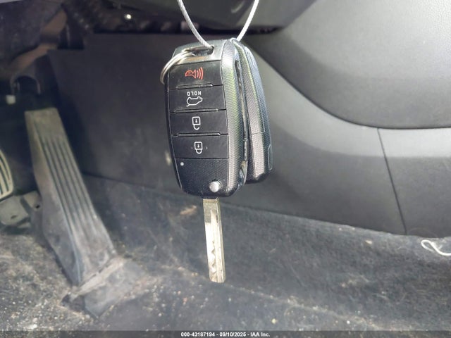 5XYPG4A39HG267511 KIA 2017