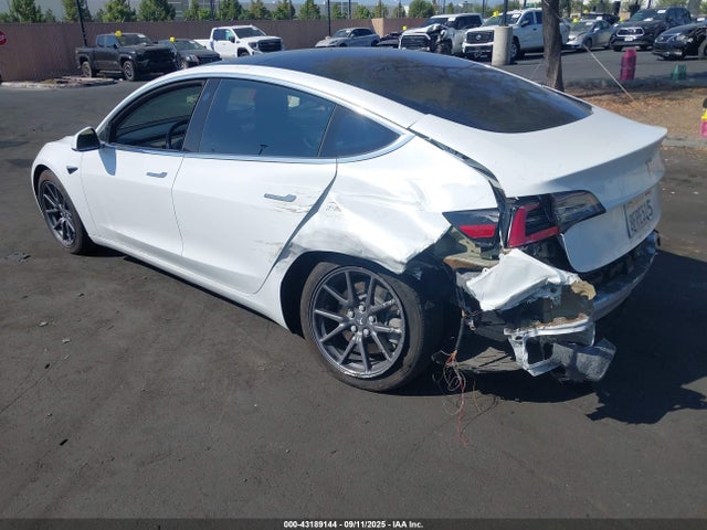Tesla 2018 2018 5YJ3E1EAXJF040286 Image 3