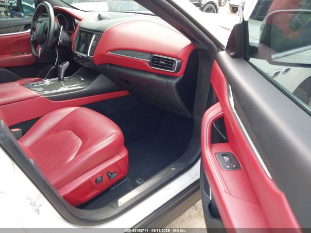 2019 MASERATI LEVANTE ZN661XUL4KX334335 Photo 4
