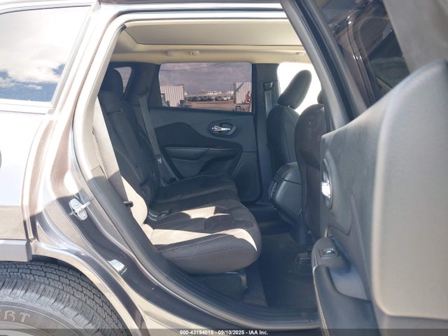 1C4PJLCB0FW642878 Jeep Cherokee