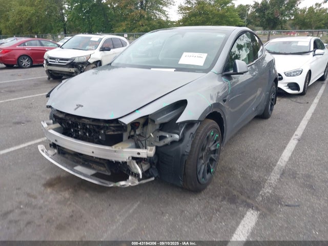 2024 TESLA MODEL Y 7SAYGAEE1RF109836 Photo 1