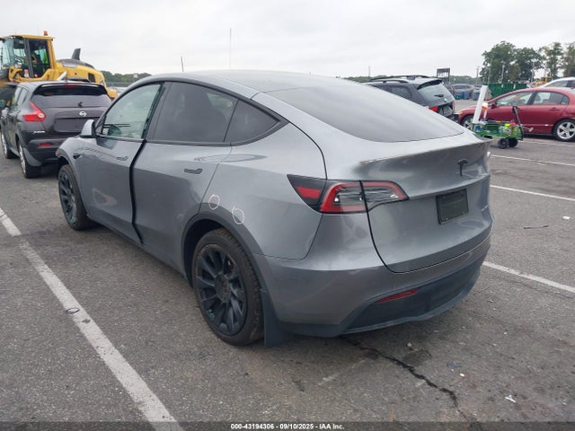 2024 TESLA MODEL Y 7SAYGAEE1RF109836 Photo 2
