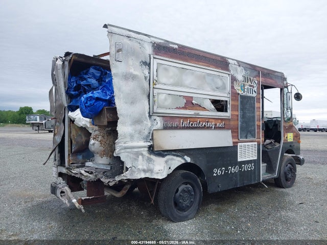 43194685 :رقم المزاد ، 4UZAANCP04CL85678 vin ، 2004 Freightliner Chassis M Line Walk-in Van مزاد بيع