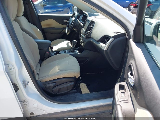 1C4PJLCS3FW584779 Jeep Cherokee