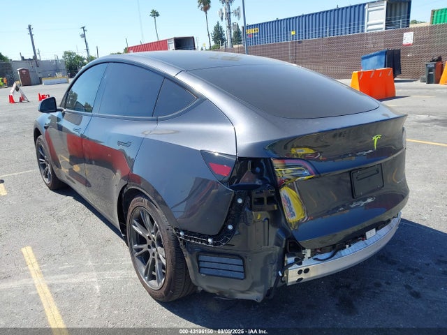 2024 TESLA MODEL Y 7SAYGAEE8RF211201 Photo 2