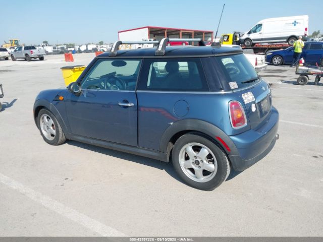 2010 MINI COOPER WMWMF3C57ATZ62317 Photo 2