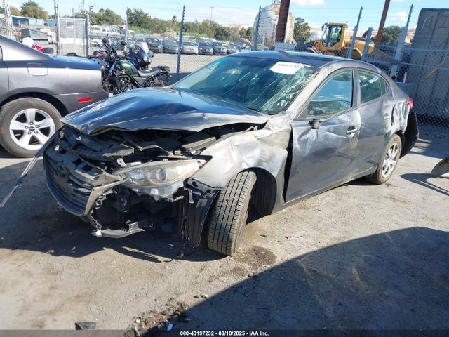 Mazda pe 2015 3MZBM1U72FM144484 Image 2