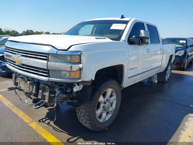 Chevrolet lml 2015 1GC1CVE85FF649953 Image 2