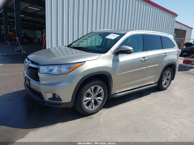 Toyota 2gr-fe 2015 5TDJKRFHXFS110799 Image 2