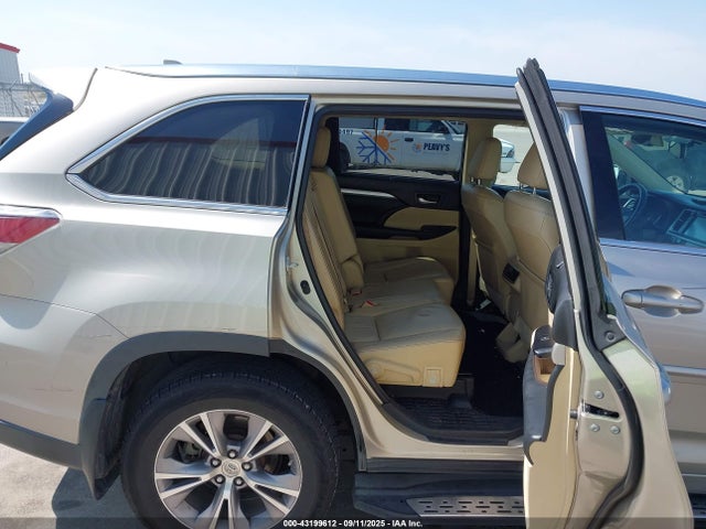 Toyota 2gr-fe 2015 5TDJKRFHXFS110799 Image 8