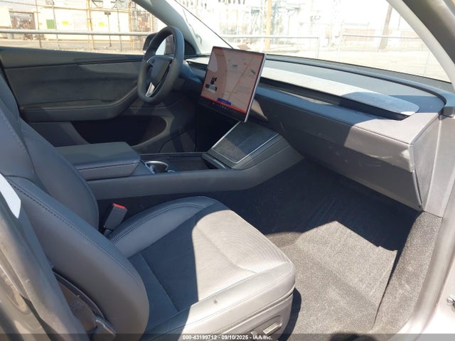 2026 TESLA MODEL Y 7SAYGDEE0TF360694 Photo 4