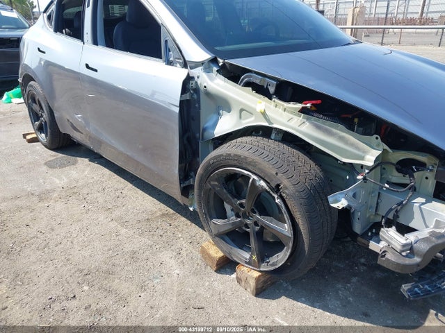 2026 TESLA MODEL Y 7SAYGDEE0TF360694 Photo 5