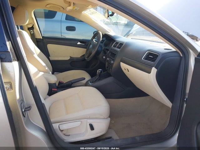 3VWD17AJ8EM237965 Volkswagen 2014