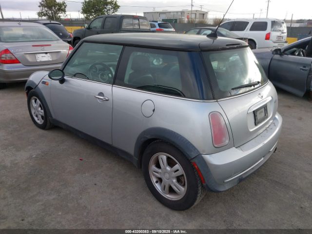 2006 MINI COOPER WMWRC33556TJ73881 Photo 2