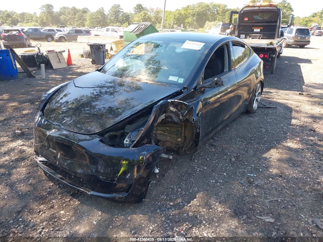 2024 TESLA MODEL Y 7SAYGDEE0RA263193 Photo 1