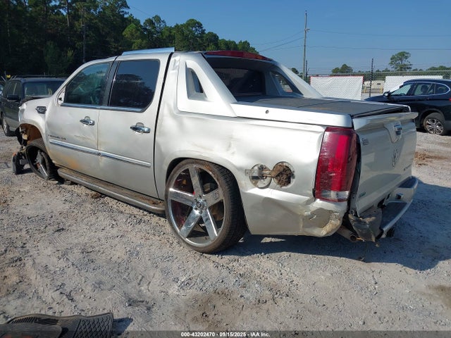 2010 CADILLAC ESCALADE EXT 3GYVKMEF0AG208326 Photo 2