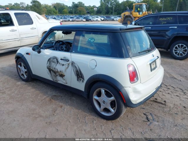 2006 MINI COOPER WMWRC33556TK68182 Photo 2