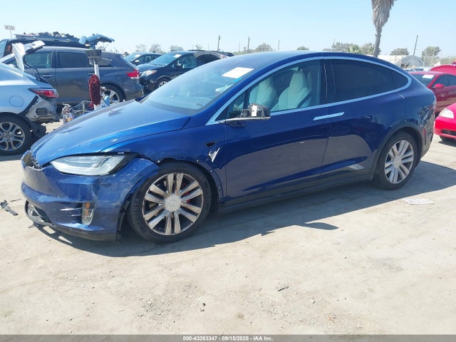 Tesla Model X 75d/p100d/p90d 2016 5YJXCBE41GF017897 Image 2