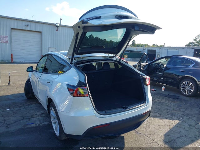2023 TESLA MODEL Y 7SAYGDEE6PF685906 Photo 2