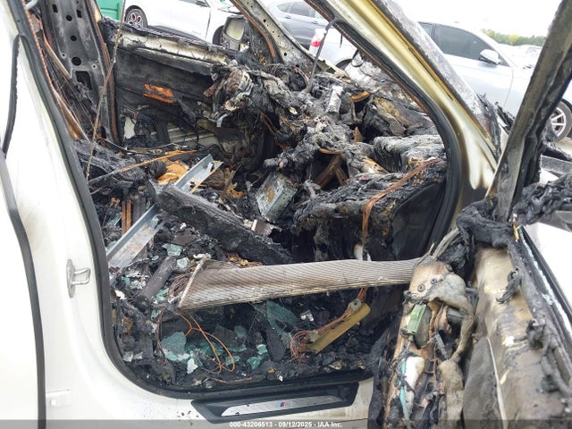 2017 BMW X1 WBXHT3C35H5F70971 Photo 4