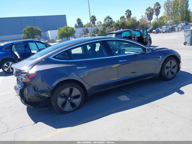 2018 TESLA MODEL 3 5YJ3E1EB1JF183216 Photo 3