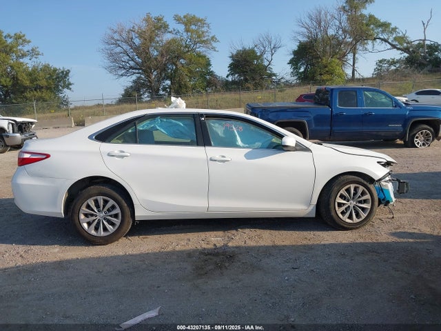 43207135 :رقم المزاد ، 4T1BF1FK1FU097342 vin ، 2015 Toyota Camry Le مزاد بيع