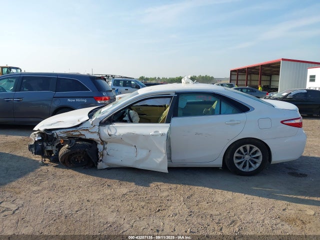 43207135 :رقم المزاد ، 4T1BF1FK1FU097342 vin ، 2015 Toyota Camry Le مزاد بيع