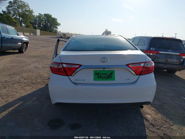 43207135 :رقم المزاد ، 4T1BF1FK1FU097342 vin ، 2015 Toyota Camry Le مزاد بيع