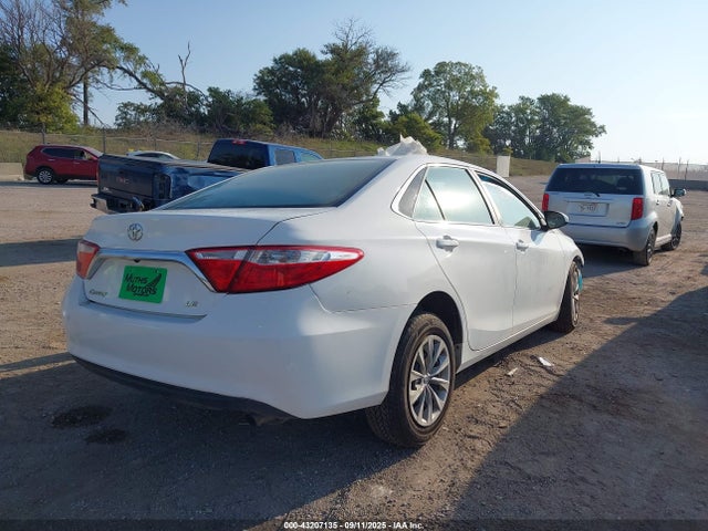 43207135 :رقم المزاد ، 4T1BF1FK1FU097342 vin ، 2015 Toyota Camry Le مزاد بيع