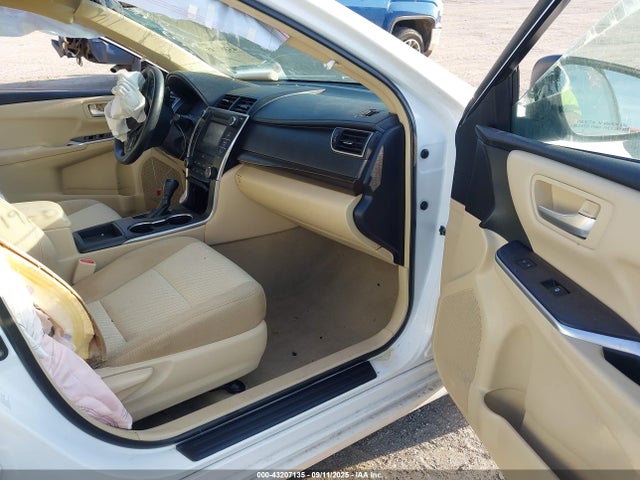 43207135 :رقم المزاد ، 4T1BF1FK1FU097342 vin ، 2015 Toyota Camry Le مزاد بيع
