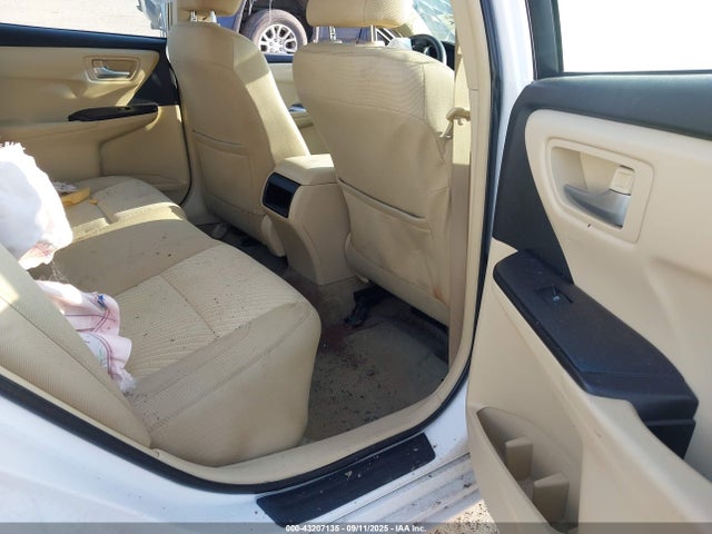 43207135 :رقم المزاد ، 4T1BF1FK1FU097342 vin ، 2015 Toyota Camry Le مزاد بيع